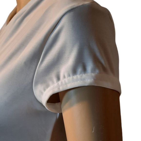 Under Armour Shirt Womens White New Vneck Size Medium - Picture 5 of 13